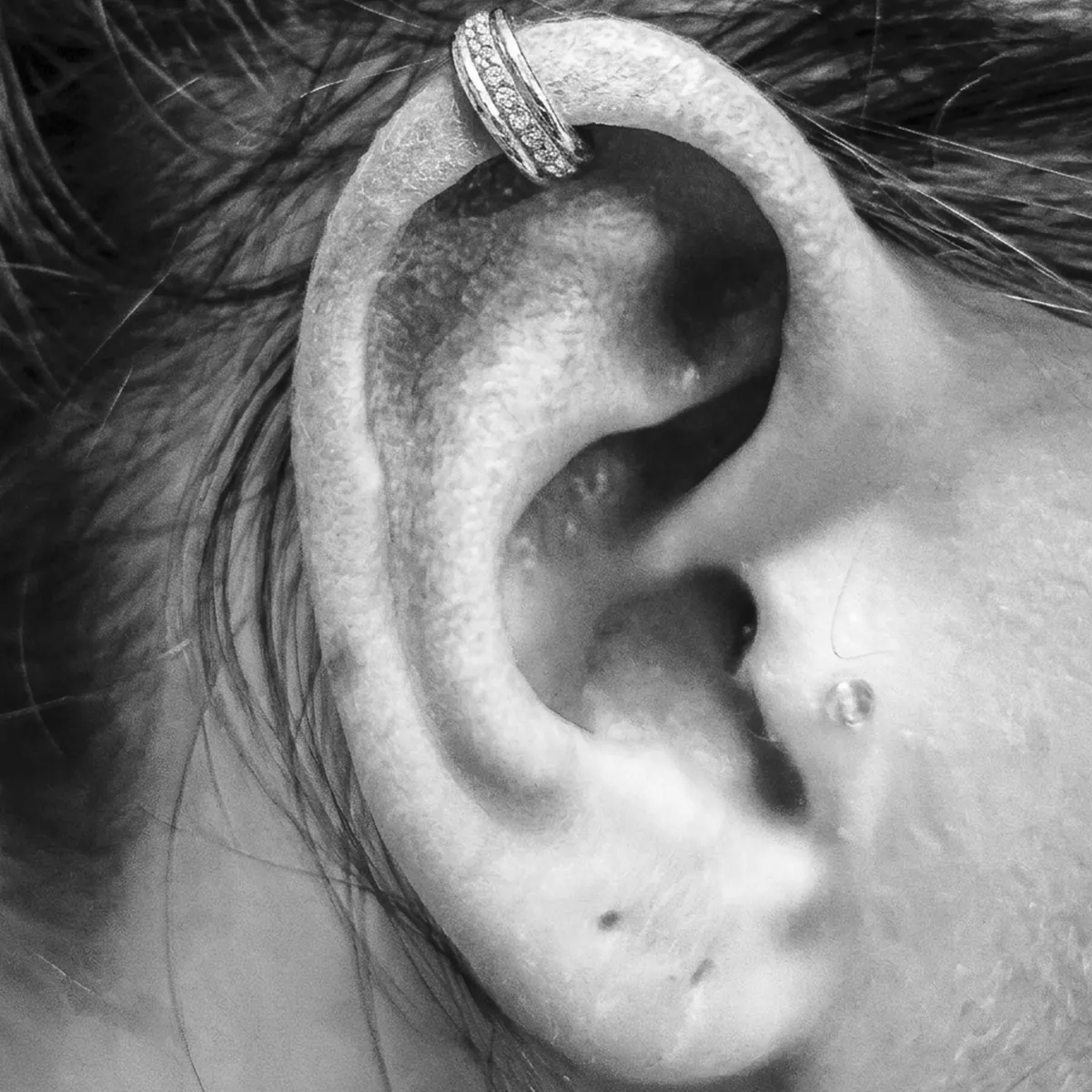 Helix Piercing mit Ring