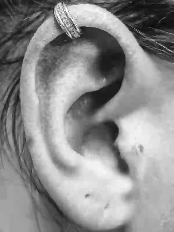 Helix Piercing mit Ring