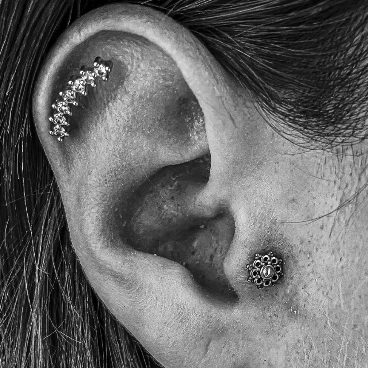 Helix und Tragus Piercing