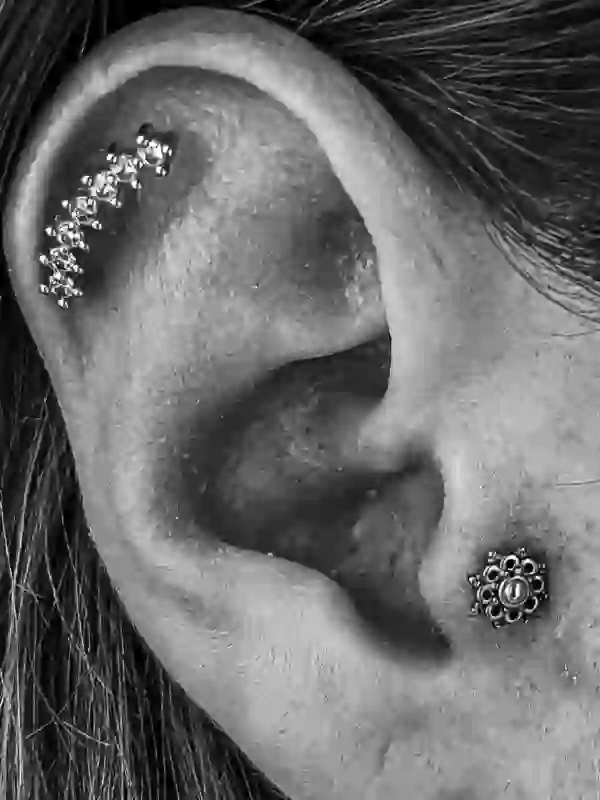 Helix und Tragus Piercing