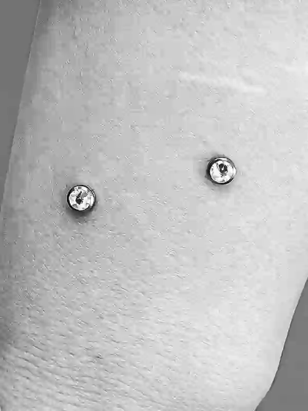 Surface Piercing am Arm