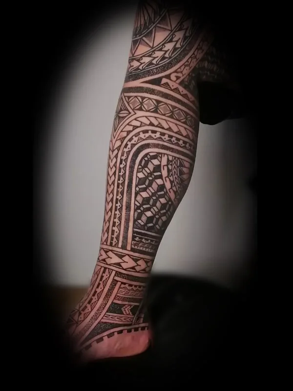 Maori Tattoo Bein