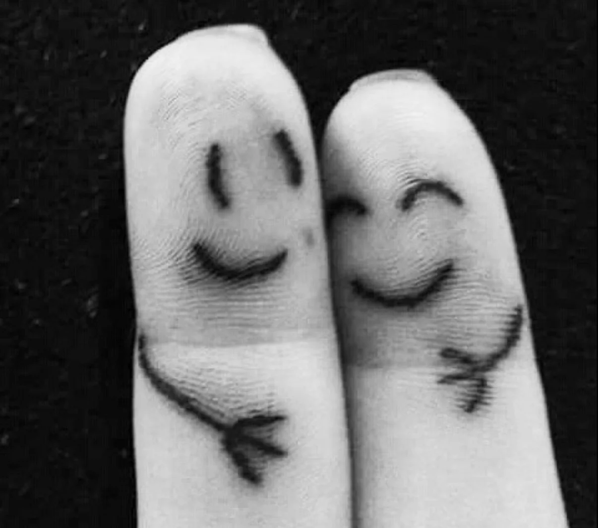 Fingertattoo Smiley Tempel München