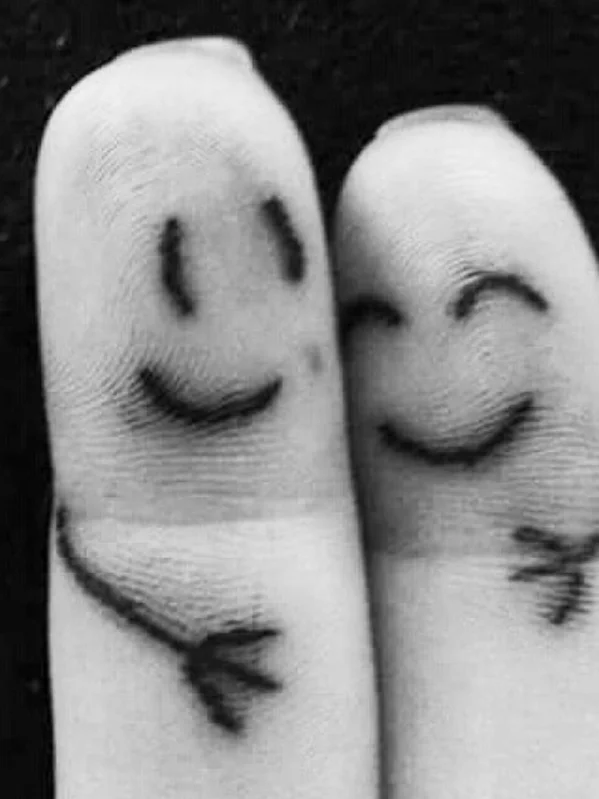 Fingertattoo Smiley Tempel München