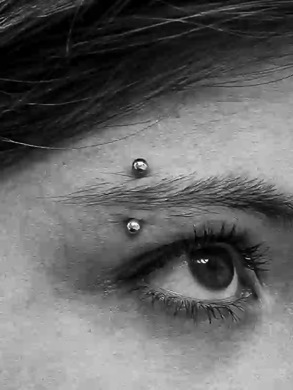 Augenbrauenpiercing