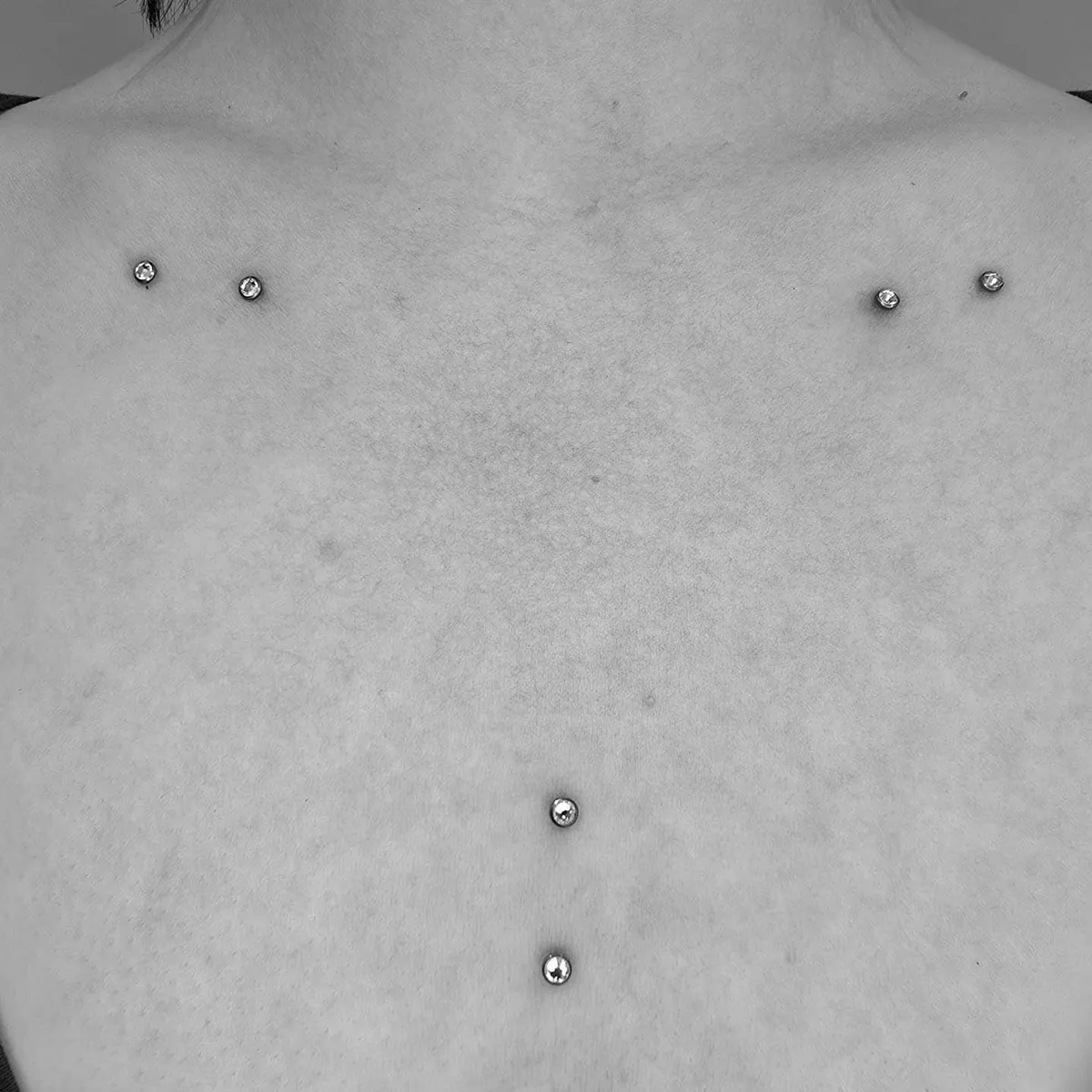 Surface Piercings Dekollete