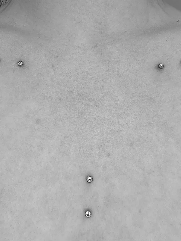 Surface Piercings Dekollete
