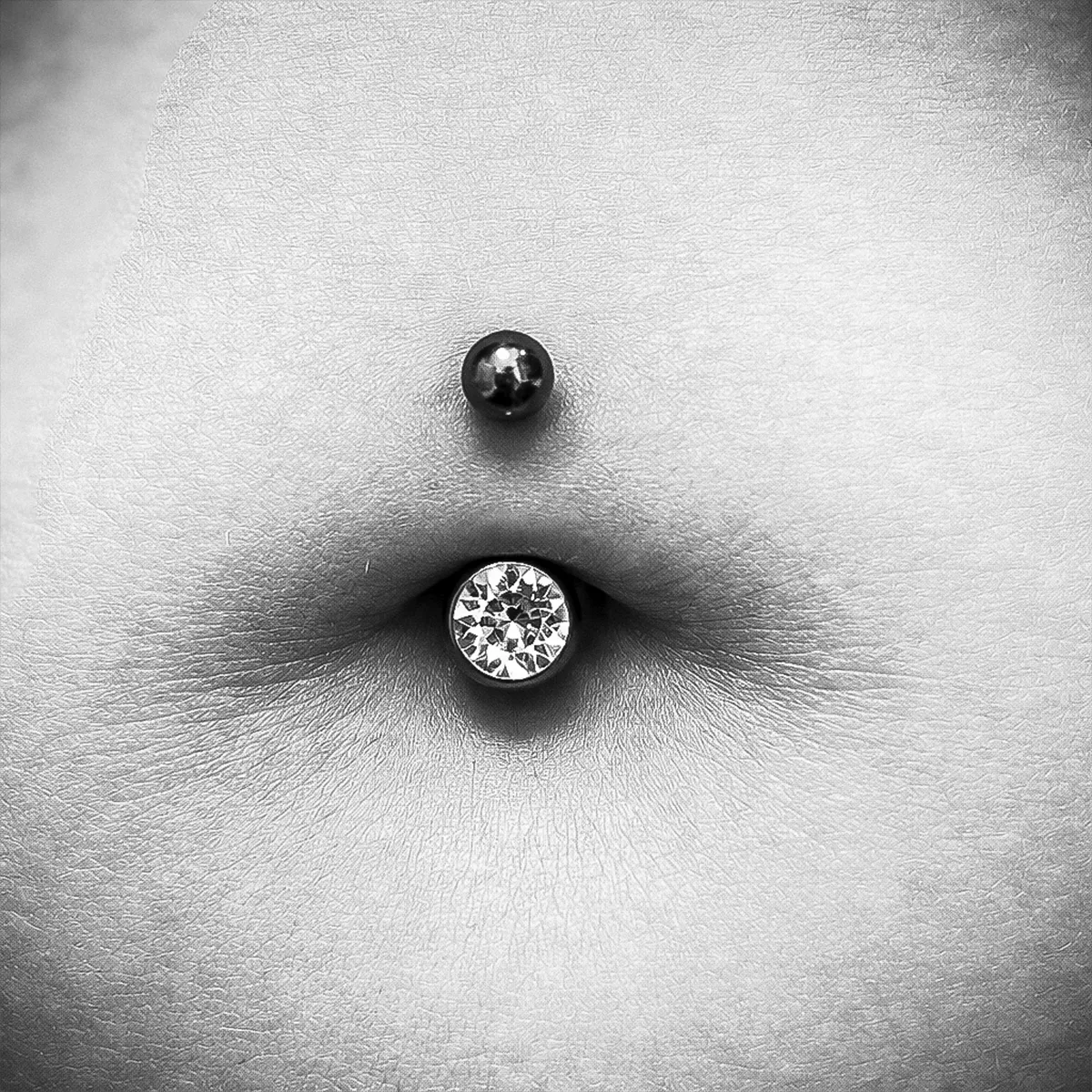 Bauchnabel Piercing frisch