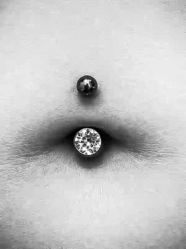 Bauchnabel Piercing frisch