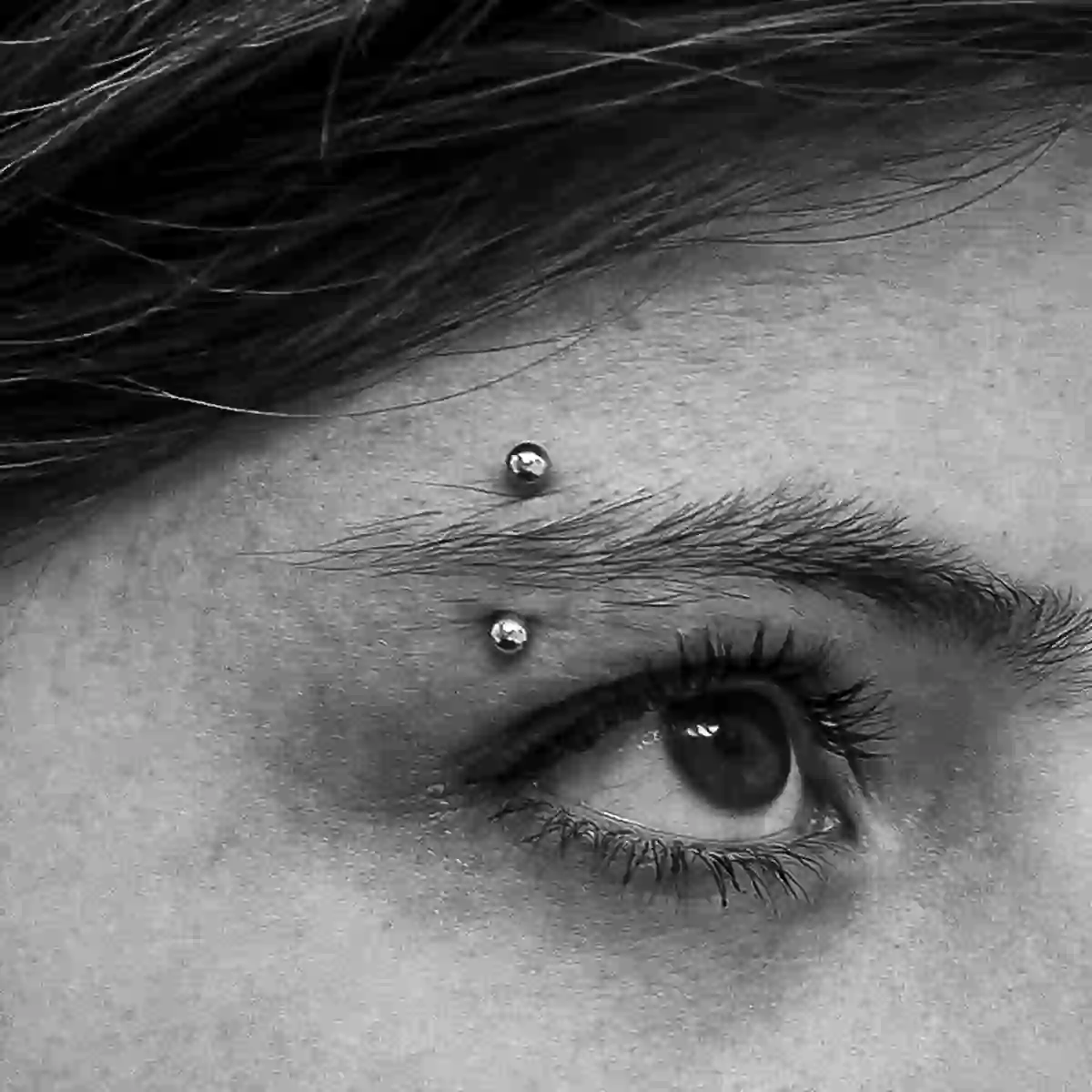 Augenbrauen Piercing