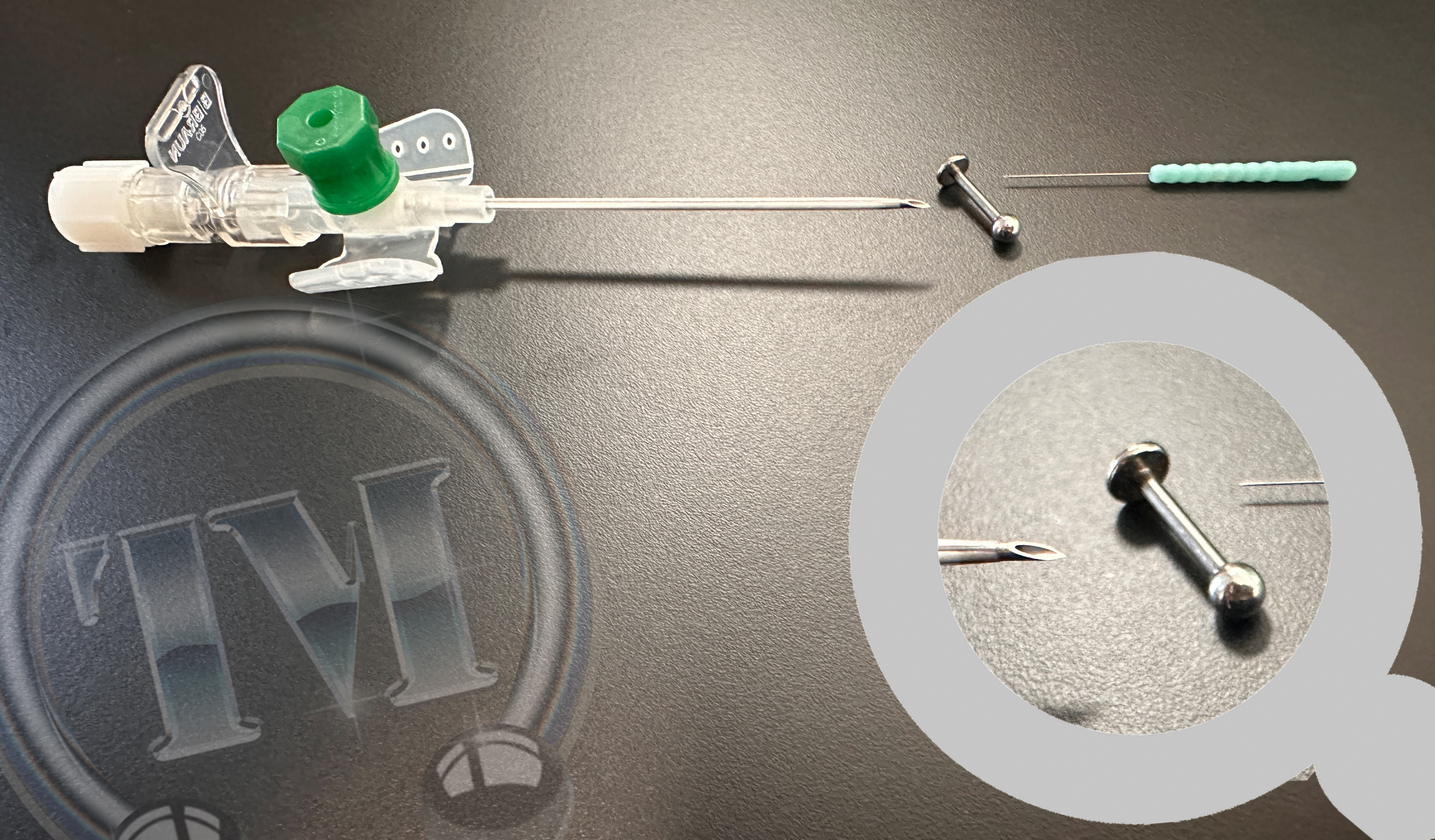 Direkter Vergleich zwischen Piercingnadel, Piercingschmuck und Akupunkturnadel aus dem Tempel München Piercingstudio