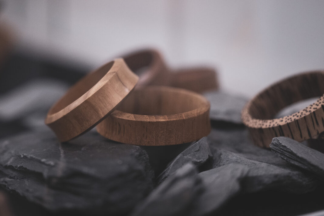 Holztunnel für gedehnte Piercings