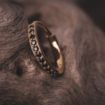 Ring Gold Schwarze Steine Mit Rand Chirurgenstahl 30 Tempel München